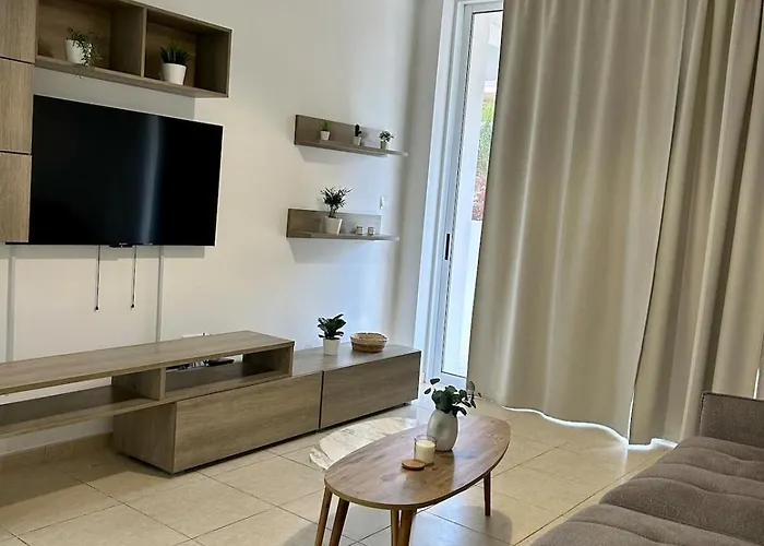 Seasons Retreat With Pool And Gym-2br