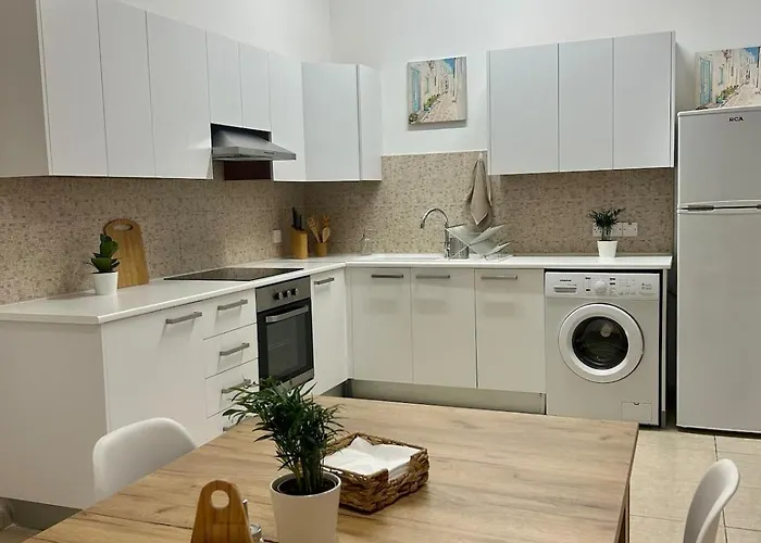 Seasons Retreat With Pool And Gym-2br