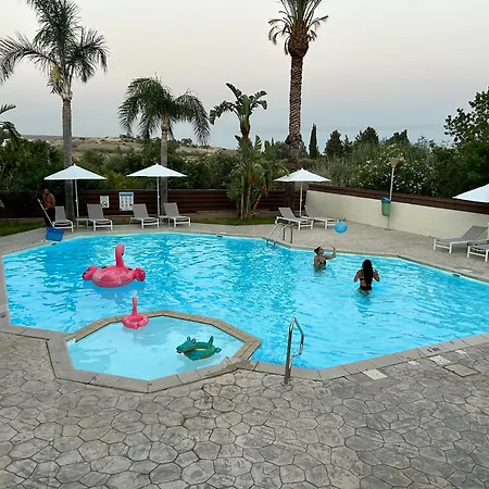 Seasons Retreat With Pool And Gym-2br