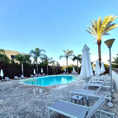 Seasons Retreat With Pool And Gym-2br Appartement Oroklini