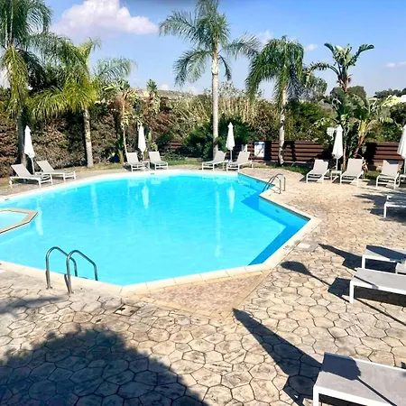 Seasons Retreat With Pool And Gym-2br