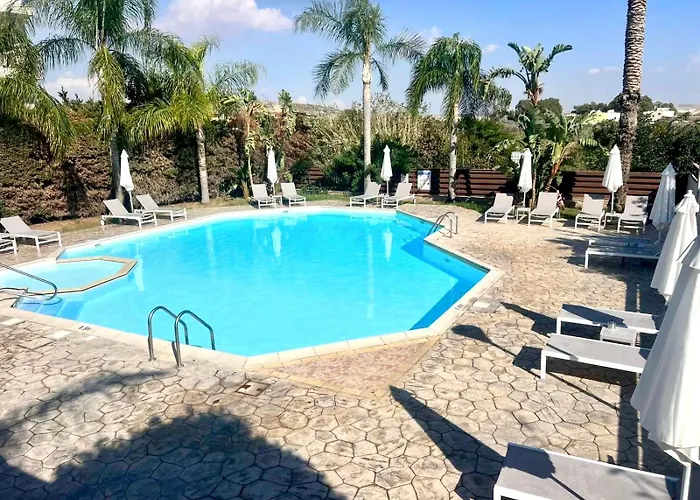 Seasons Retreat With Pool And Gym-2br